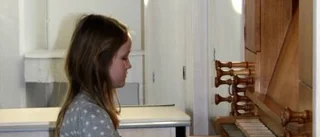 Unga spelar orgel