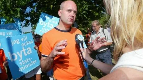 Fredrik Reinfeldts "hemliga" bok innehåller en del intressanta åsikter av en 28-årig riksdagsman. Skylten bakom Reinfeldt är aktuell också idag, inte minst efter att ha läst "Det sovande folket" som är  ett hårt angrepp på välfärdsstaten. (Fotot är från förra årets Almedalsvecka) Foto: Petra Jonsson/GT Arkiv