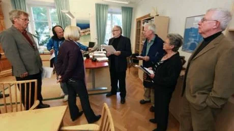 Tar ton. Kommunalrådet Eva Nypelius uppvaktades i går av Gotlandsmusikens vänförening. På bilden, från vänster, Owe Ronström, Jocke Åstrand (lokalradion), Eva Nypelius, Gunnar Öberg, Christer Pettersson, Ann-Britt Åhrström och Fredrik Adelsköld.Foto: Rolf Jönsson