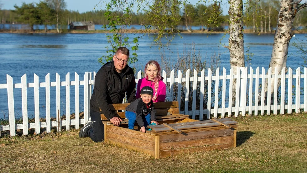 "Det har inte varit något lätt beslut", säger Anja Mattson om hennes och sammbon Mattias Larssons plan att flytta från Överkalix där de ändå trivs.