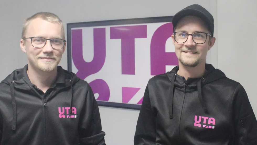 Bröderna Victor och Oliver Höckerud äger nya butiken Yta på Vattentornsvägen som öppnar i Västervik på onsdagsmorgonen.