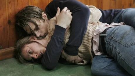 Skådespeleriet är starkt men historien om heroinets helvete ganska konventionell. Malin Crépin och Joel Kinnaman i "I skuggan av värmen".    Foto: Johan Paulin