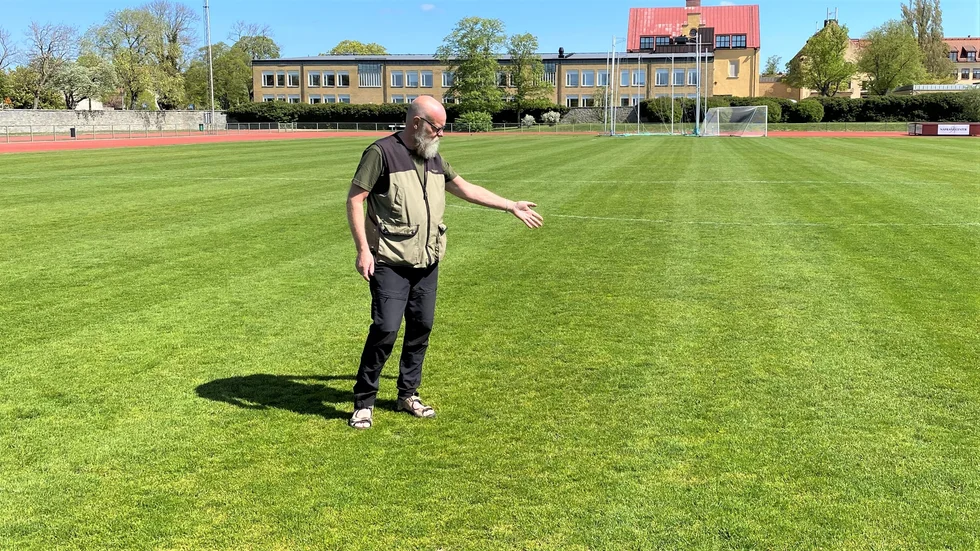 Per Edman tycker inte att Gutavallens gräsplan håller måttet och framförallt att den inte används i närheten så mycket som den borde.