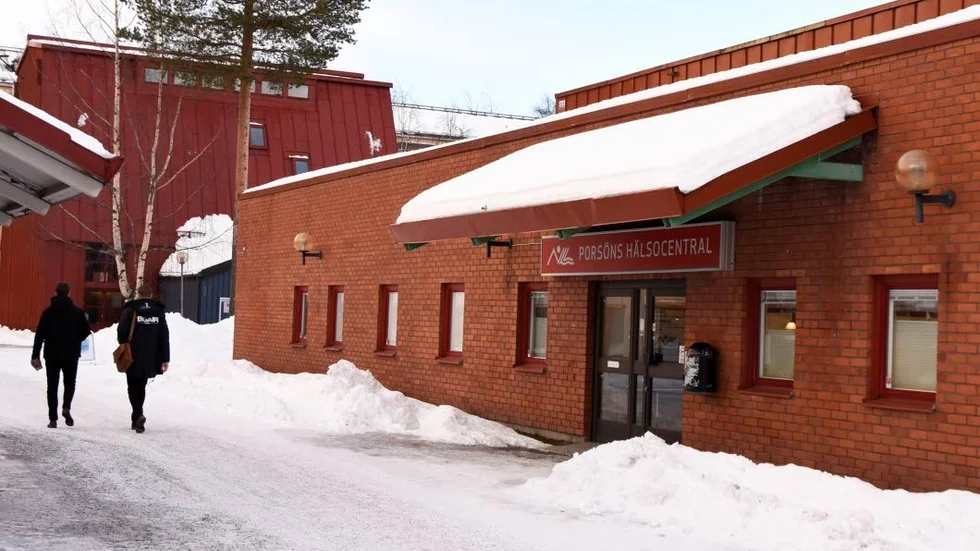 Misshandlad. På lördagskvällen blev en man i 25-årsåldern misshandlad av en yngre kille i ett ungdomsgäng, som stod utanför Ica Supermarket på Porsön.