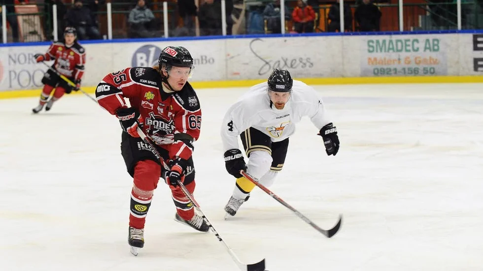 Alexander Hellström, Bodens HF, och Joel Fredriksson, Kiruna AIF.