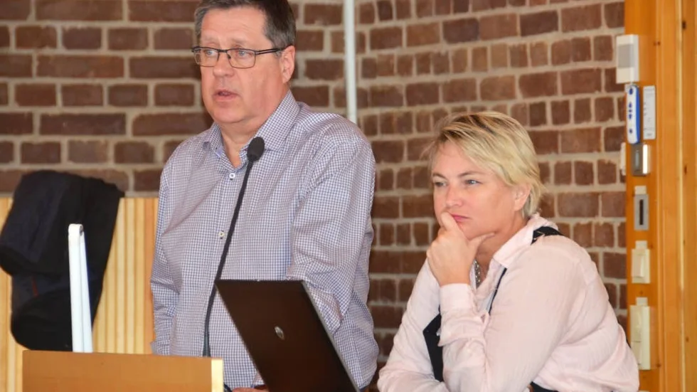 OSÄKERHET. Mikael Jansson om verksamheten för ensamkommande asylsökande ungdomar. Här med socialchefen Anna-Lena Andersson.