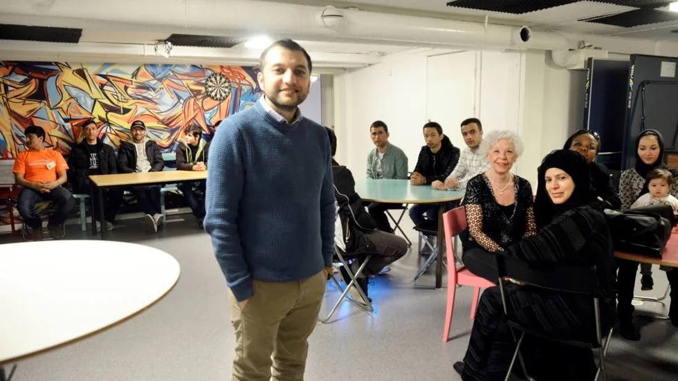 Avlsutning. Ahamad Zaki Khalil, projektledare, firar tillsammans med bland andra kvinnorna Barbro Andreasson, Odette Odia, Asma Muhammadi , lilla Khadije Amaniyon och längst fram syns Sumira Husen.