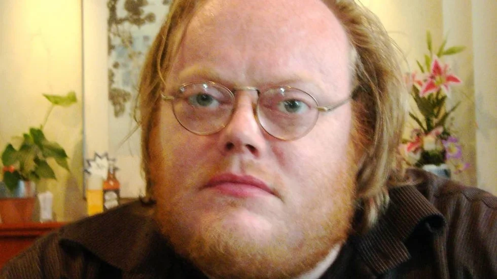 Ola Julén debuterade med den omsusade diktsamlingen "Orissa" (1999). Nya boken "Afrikas verkliga historia" ges ut postumt.