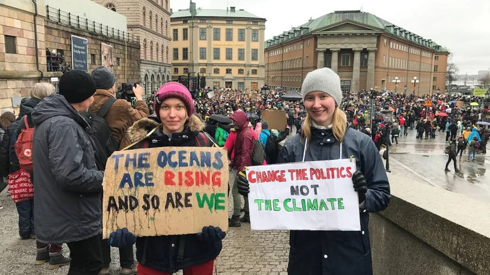 Bland hundratals andra har Clara Lindvall (till höger), som går sista året på Westerlundska, åkt till Stockholm för att vara med på den stora demonstrationen, inom Fridays for Future.