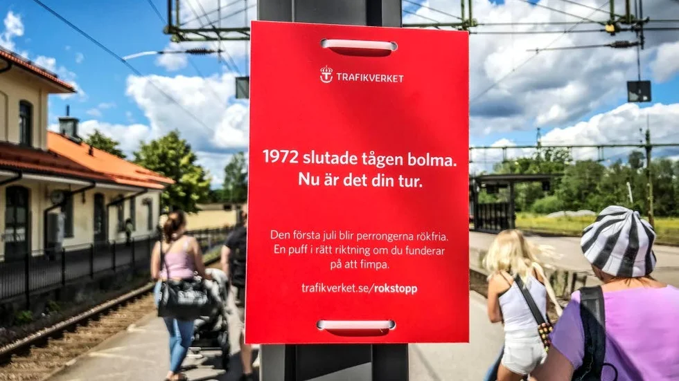1 juli blir tågperronger rökfria vilket även Uppsalas stadskärna borde bli, skriver artikelförfattarna.