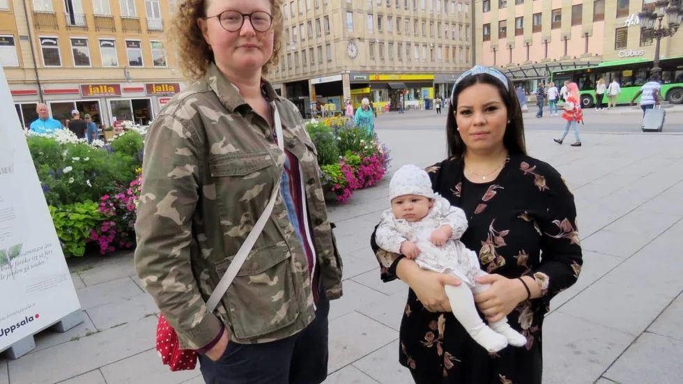 Ellen Östlund känner ingen oro för sin egen del, men Andrea Leon (som har dottern Aylin Khodor på armen) säger att hon blir rädd av de senaste dagarnas överfall: "Jag skulle absolut inte gå själv på stan på kvällen."