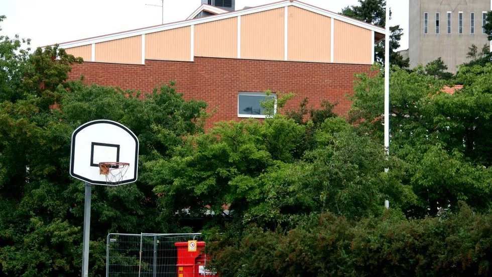Fjärdhundraskolan har tappat drygt 35 elever, mer än tio procent av elevantalet, på två år. Nu funderar kommunen på att bussa skolbarn från Enköping hit.