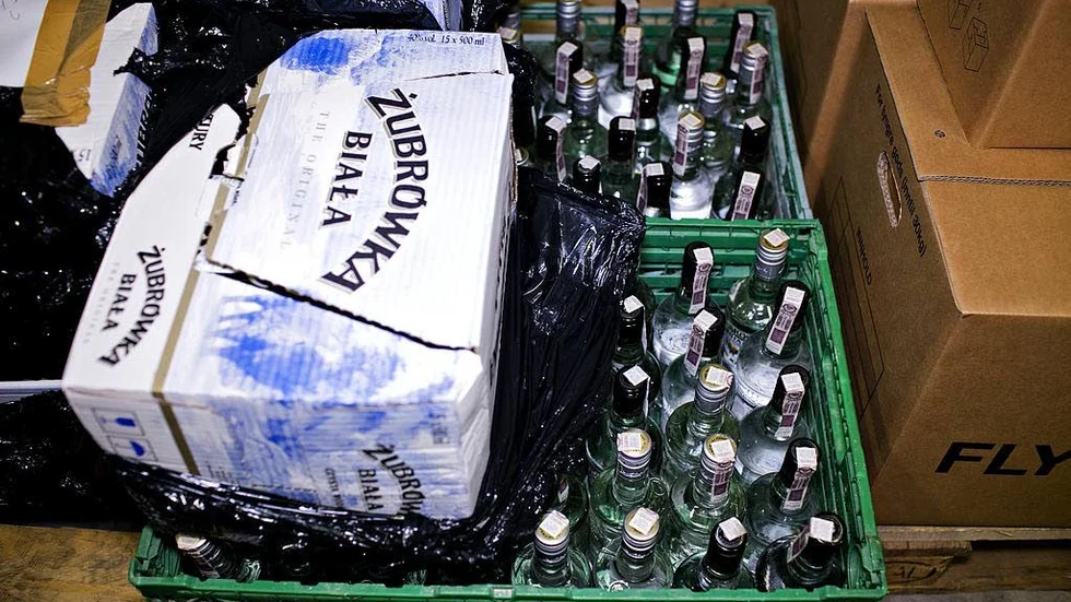 Mannen var drog- och alkoholpåverkad samt hade en stor mängd sprit och öl i bilen. Nu döms mannen för drogbrott men får behålla alkoholen.