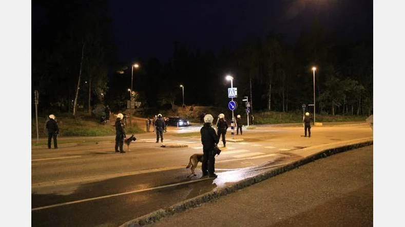 Polistätt. Så här såg det i Gottsunda och Valsätra under oroligheterna i juli.