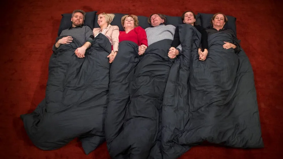 På rad. Repetitionsbild från "Scener ur ett äktenskap". Från vänster Logi Tulinius, Linda Kulle, Eva Fritjofson, Dag Malmberg, Mikaela Ramel och Anna Carlsson. Scener ur ett äktenskap" har satts upp ett nittiotal gånger sedan 1990, bland annat i Tel Aviv, Peking och Lima.