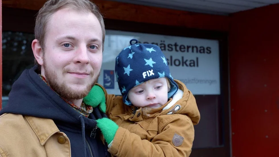 Engagemang. Jonathan Hoffsten är en av intiativtagarna till läxhjälpen som anordnas på Midgård. Här syns han utanför hyresgästföreningens lokal tillsammans med sin son Lo Hoffsten Prenne.