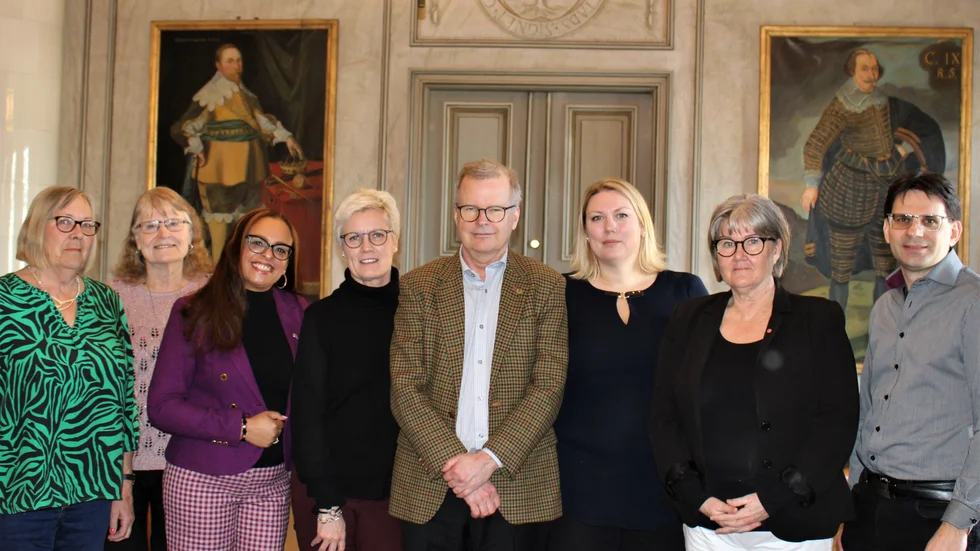 Britt-Louise Elmér Storm, Birgitta Sävetun och Elaine Sanches från kvinnojouren i Vimmerby och Hultsfred träffade kommundirektör Carolina Leijonram, kommunstyrelsens ordförande Jacob Käll (C), kommunstyrelsens första vice ordförande Marie Nicholson (M) samt andre vice ordförande Helen Nilsson (S), och ordförande i Kultur- och fritidsutskottet samt Samhällsbyggnadsutskottet Ola Gustafsson (KD).
