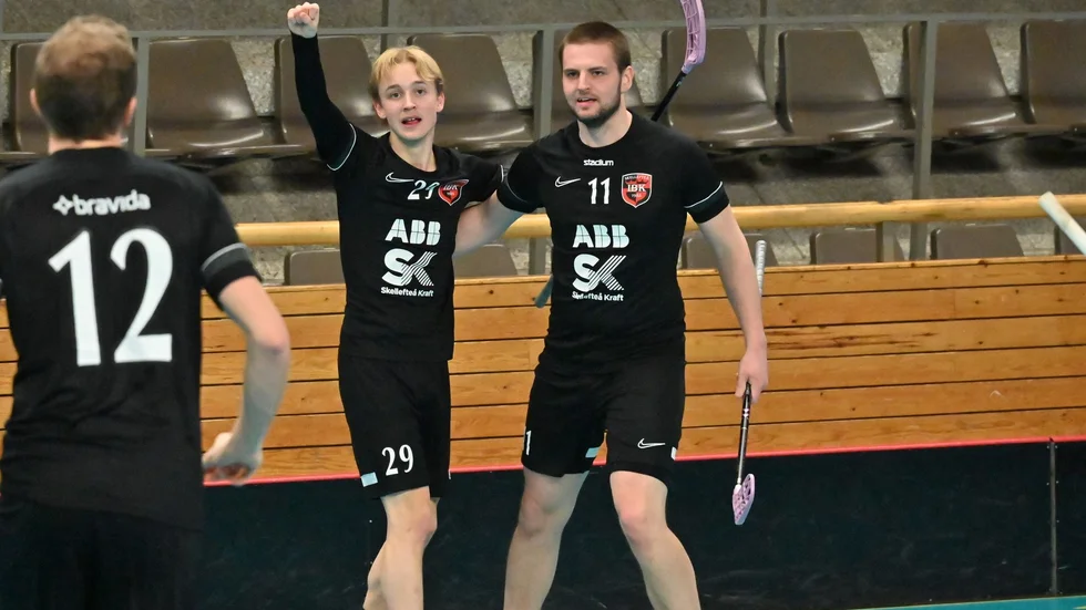 Carl From (till vänster) och Jonathan Andersson jublar efter ett av förstakedjans mål.