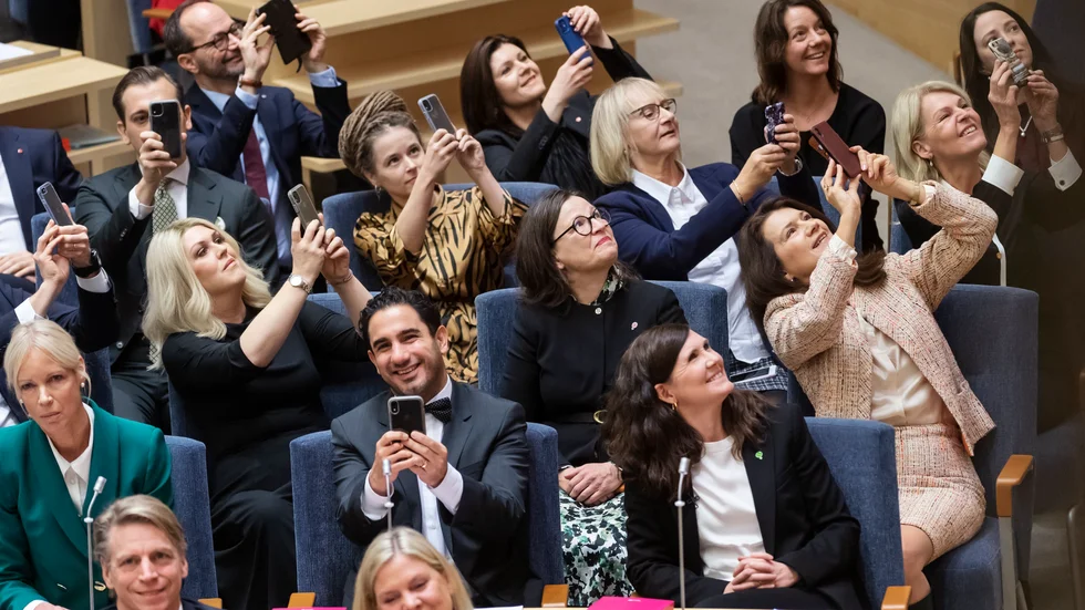 Fotografen Stina Stjernkvist är nominerad till Årets bild med sitt foto av delar av övergångsregeringen i det ögonblick då Sverige får sin första kvinnliga statsminister. Pressbild.