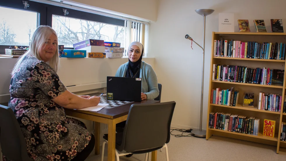 Christina Strender, socialbibliotekarie, och Abeer Zreik, integrationspedagog på Vingåkers kulturskola. 