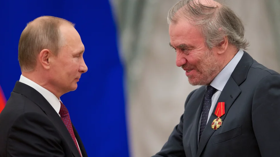 Vladimir Putin delar ut medalj till Valerij Gergiev. Nu har han utsetts till chef för Bolsjojteatern i Moskva. Arkivbild.