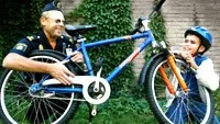Trafikpolis P-O Wettervik träffar Martin Machado Freeney och går igenom utrustningen på hans cykel.