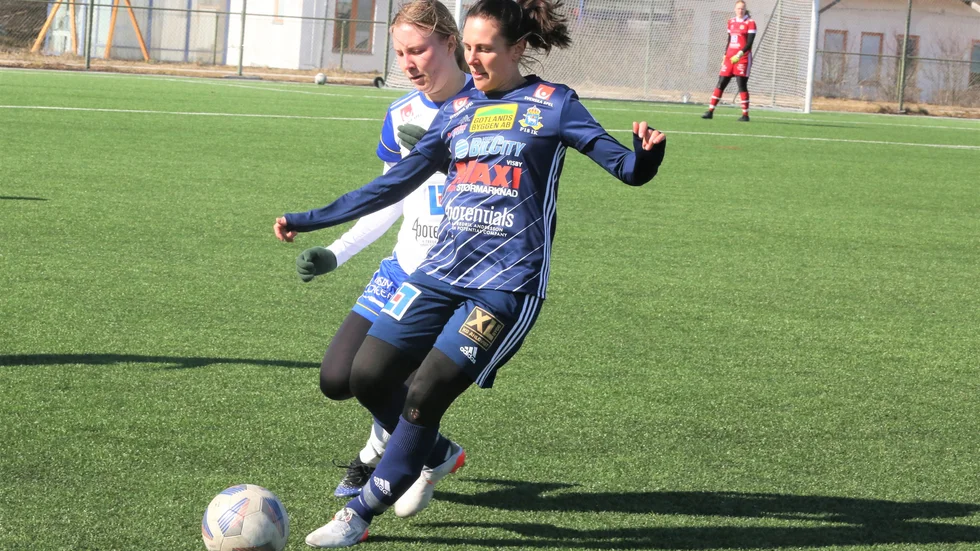 P18:s Frida Starkenberg med bollen i segermatchen mot Dalhem.