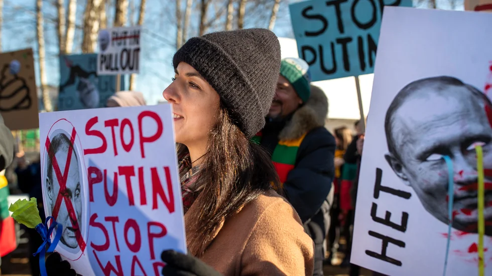 Runtom i världen hålls demonstrationer mot kriget i Ukraina och på lördag sker en manifestation även i Stadsparken i Luleå. "Många med anknytning till Ryssland är emot kriget", säger "Alexandra", lokal medarrangör. OBS! Kvinnan på bilden är inte "Alexandra".