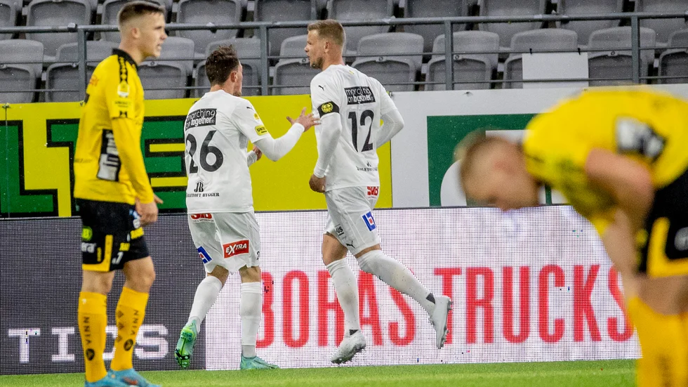 David Löfquist (nr 12) på väg att jubla efter sitt 2–0-mål för Mjällby mot Elfsborg. Noah Persson är beredd att hjälpa till med firandet.