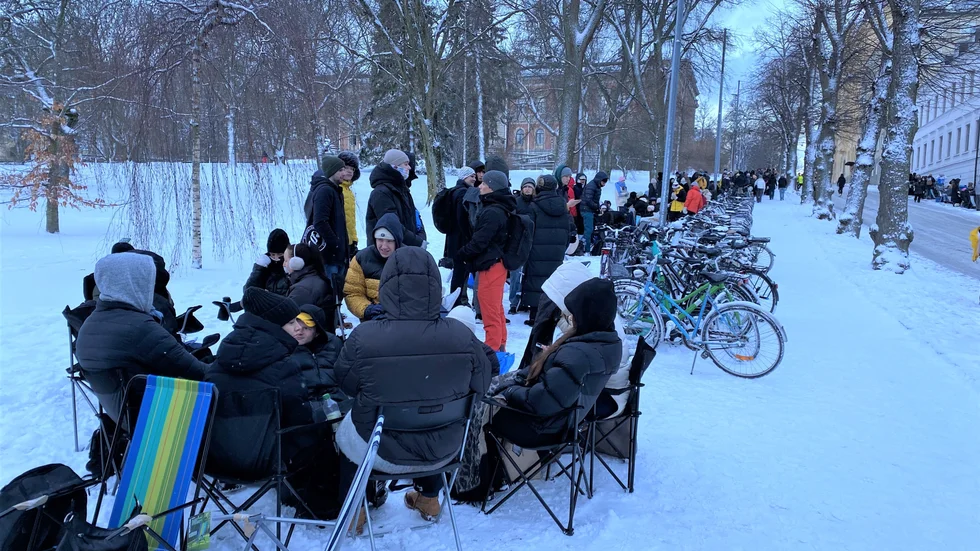 Snö och kyla skrämmer inte valborgssugna studenter. En biljett till champagnegaloppen lockar mer.