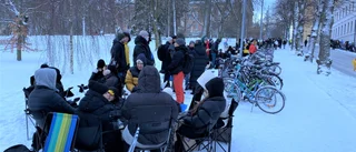 Vad händer här då – vem köar över natten i snöstorm?