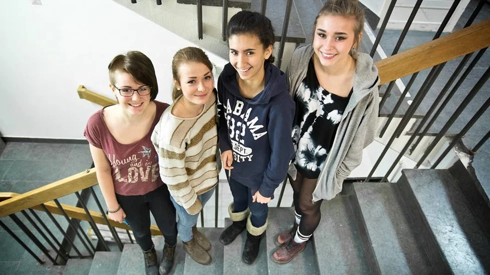 Rebecka Halvarsson, Tina Brahimzadeh, Sara Lundmark och Urte Bileviciute kommenterar och gillar sånt de tycker är fint eller bra på sociala forum. Om avsändaren är populär eller ej spelar mindre roll.