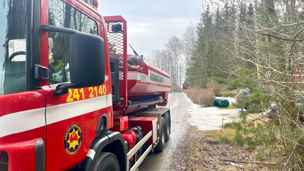 Räddningstjänst vid brandplatsen i Ålsäters sommarstugeområde under fredagsmorgonen.