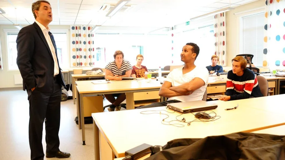 Engagemang. Ibrahim Baylan (S) besökte Wilhelm Haglunds gymnasium i Gimo som är en av de fyra bästa fristående yrkesgymnasiumen i Sverige. Här träffar han elever i årskurs tre på det industritekniska programmet.