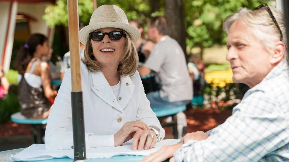 Diane Keaton och Michael Douglas finner kärleken igen på äldre dagar. Tyvärr stannar historien inte där, vilket gör "Säg aldrig aldrig" aldrig riktigt lyfter.