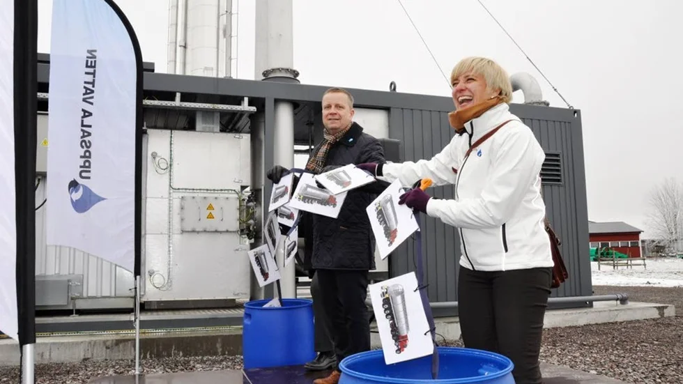 Kommunalrådet Fredrik Ahlstedt (M) och marknadschef Teresa Frykman invigde reningsanläggningen som kan producera biogas motsvarande 30 tankbilar diselbränsle.