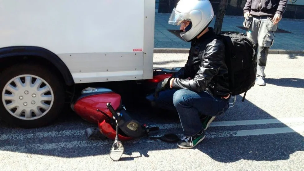 Olycka med bil och moped.