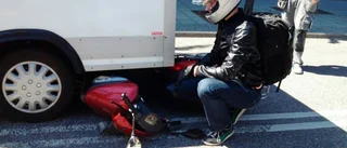 Bil och moped krockade
