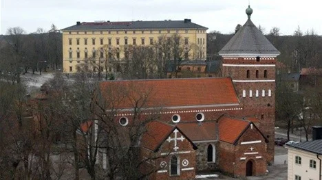Helga Trefaldighetskyrkan och Carolina Rediviva i bakgrunden.
