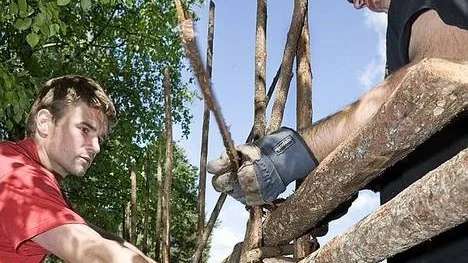 Daniel Nyström och Andreas Eriksson bygger en gärdsgård på Skansen i Stockholm.