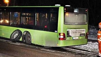 Det var på gamla Stockholmsvägen mellan Nåntuna och Vilan som stadsbussen tappade hjulet på onsdagskvällen.