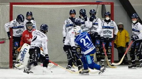 Villas Jesper Bryngelson gör 2-2 på en hörna.