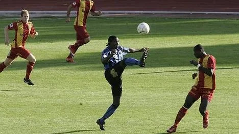 Sirius spelade bestämt och krigade på hårt i matchen mot Syrianska. Här symboliserat av Austin Makacha.