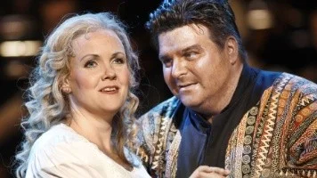 Emma Vetter som Desdemona och Michael Weinius som Otello.
