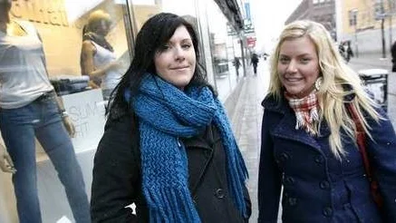 Emma och Elin Karlsson känner sig båda ibland äldre än deras egentliga ålder.