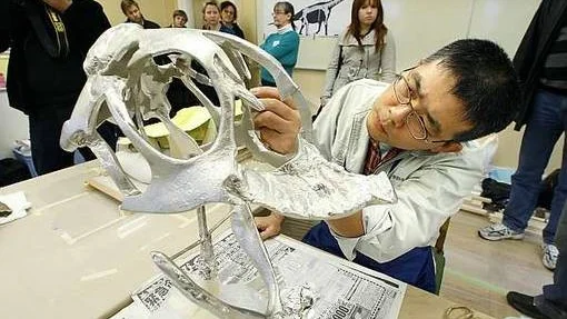 Koji Matsumoto förbereder gjutningen.