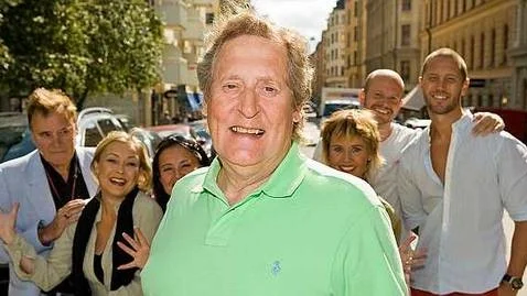 Lasse "Kurt Olsson" Brandeby är öppen med sin kärlek till fars. - Dess författare får inte Nobelpriset i litteratur för sina texter, för det är själva situationen som är grejen, säger han.