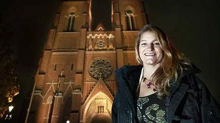 Ljuskonstnär kan landskapsarkitekt Marianne Lind kalla sig efter arbetet med att ljussätta Uppsala domkyrkas fasader.