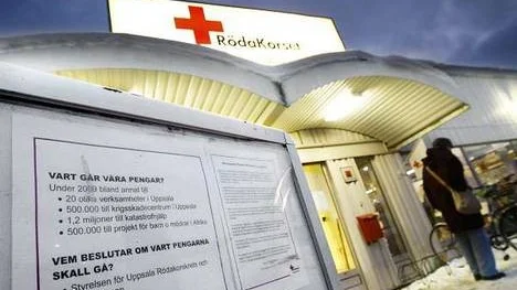 FÖRTROENDE. Utanför Röda Korsets lokaler i Boländerna har man satt upp en skylt som förklara för kunderna vad deras pengar används till. Det är ett försök att återställa organisationens skadade förtroende.
