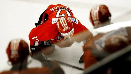 ishockey Almtuna - Mora : Almtuna nr 17 Kim Karlsson kryper omkring